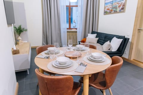 Living room, Food and drinks, Seating area, Dining area, Food