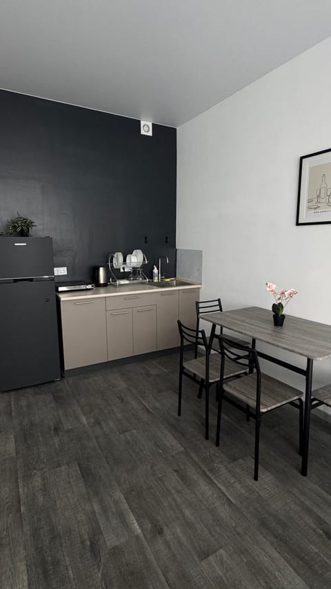 Coffee/tea facilities, Kitchen or kitchenette, Dining area