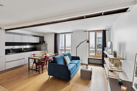 Property building, TV and multimedia, Kitchen or kitchenette, Living room, Seating area, Dining area