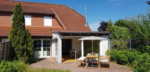 Property building, Spring, Garden, Garden, Balcony/Terrace, Garden view