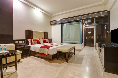 Bed, TV and multimedia, Living room, Photo of the whole room, Seating area, Bedroom, hair dresser