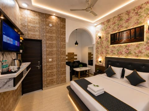 Bed, TV and multimedia, Kitchen or kitchenette, Photo of the whole room, Bedroom, fireplace, hair dresser, minibar, air conditioner