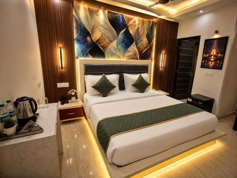 Property building, Bed, Kitchen or kitchenette, Photo of the whole room, Bedroom, towels