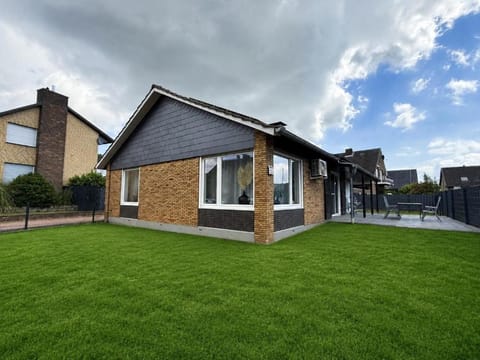 Property building, Neighbourhood, Natural landscape, Garden, Garden view