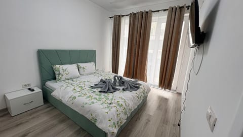 Bed, TV and multimedia, Bedroom, towels