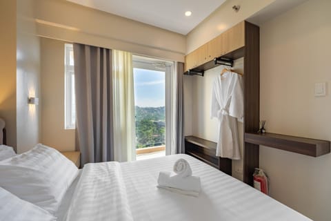 Bed, View (from property/room), Bedroom, City view, Mountain view, towels