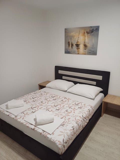Bed, Bedroom, towels