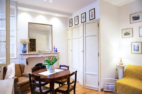 Living room, Seating area, Dining area, fireplace