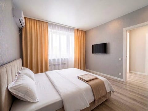 Bed, TV and multimedia, Living room