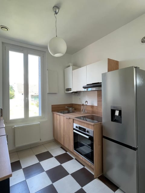 Kitchen or kitchenette, dishwasher, stove
