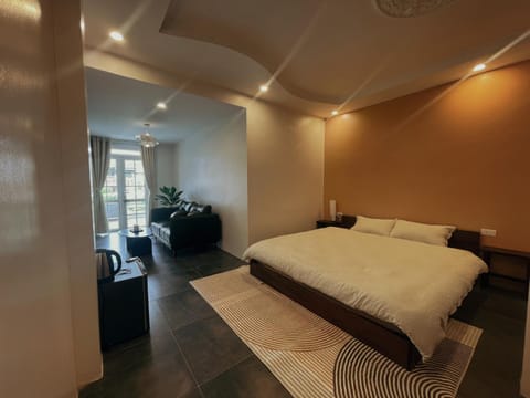 Bed, Photo of the whole room, Seating area