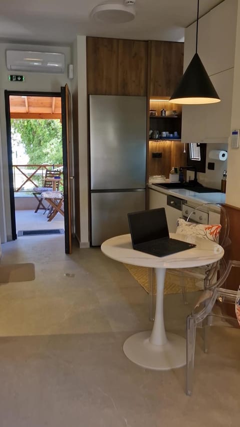 Property building, Balcony/Terrace, Communal kitchen, kitchen, air conditioner, air conditioner