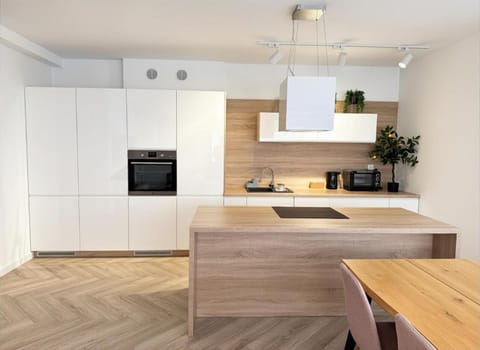 Coffee/tea facilities, Kitchen or kitchenette, Dining area, oven, stove