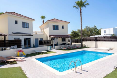 Property building, Day, Garden, Garden view, Pool view, Swimming pool