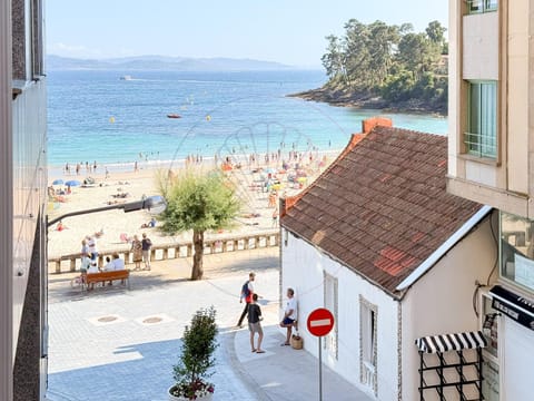 Property building, Nearby landmark, Day, People, Neighbourhood, Natural landscape, Beach, Sea view, Street view, group of guests