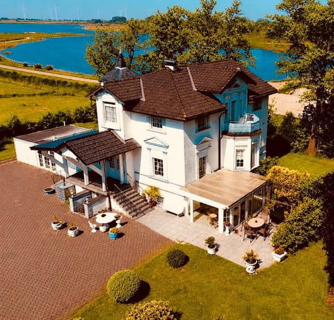 Property building, Patio, Day, Natural landscape, Bird's eye view, Garden, Garden view, Lake view, Area and facilities