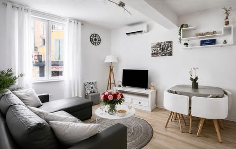 Communal lounge/ TV room, TV and multimedia, Living room, Seating area, Dining area, air conditioner