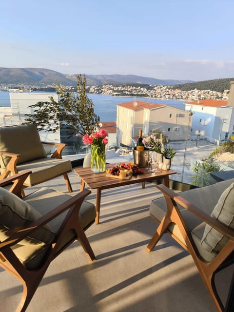Natural landscape, Balcony/Terrace, Seating area, City view, Mountain view, Sea view
