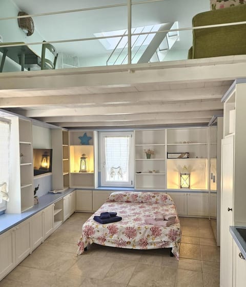 Bed, Kitchen or kitchenette, Photo of the whole room, Bedroom, towels, wardrobe