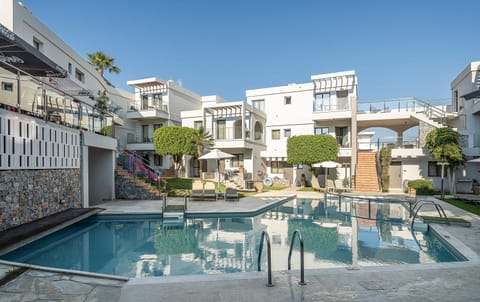 Property building, Pool view, Swimming pool, Location