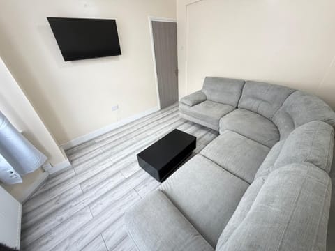 Communal lounge/ TV room, TV and multimedia, Living room, Seating area, Evening entertainment