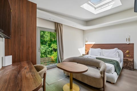 Bed, TV and multimedia, Living room, Photo of the whole room, Seating area, Bedroom
