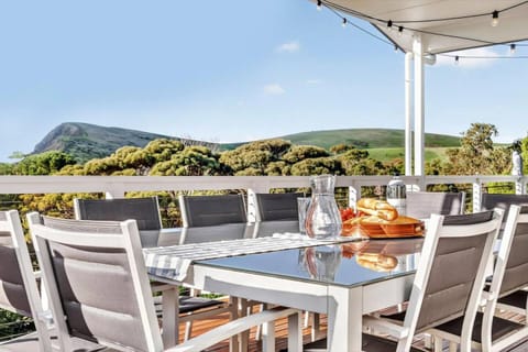 View (from property/room), Balcony/Terrace, Mountain view