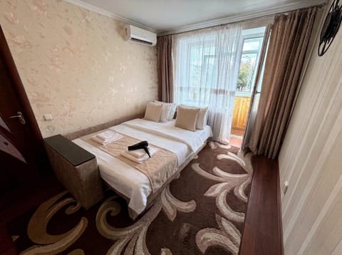 Bed, TV and multimedia, Living room, Photo of the whole room, Bedroom, hair dryier, internet, towels, air conditioner