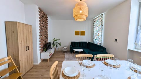 TV and multimedia, Living room, Dining area, Food