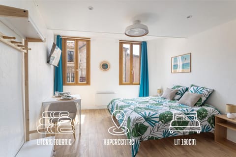 Bed, Living room, Photo of the whole room, Seating area, Bedroom, towels