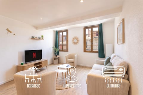 Communal lounge/ TV room, TV and multimedia, Living room, Decorative detail, Seating area