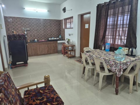 Kitchen or kitchenette, Living room, Seating area, Dining area, stove