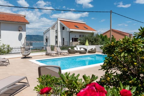 Patio, Natural landscape, Garden, Swimming pool, sunbed