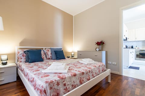 Bed, Kitchen or kitchenette, Bedroom