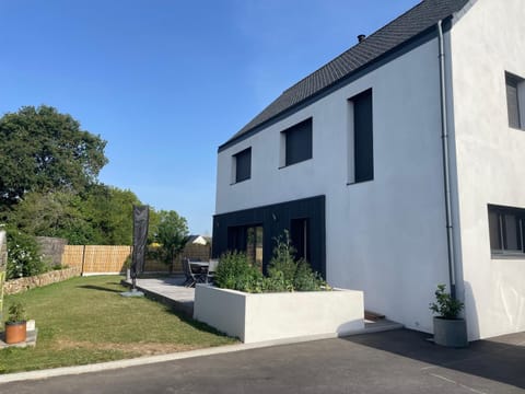 Property building, Garden, Garden, Balcony/Terrace