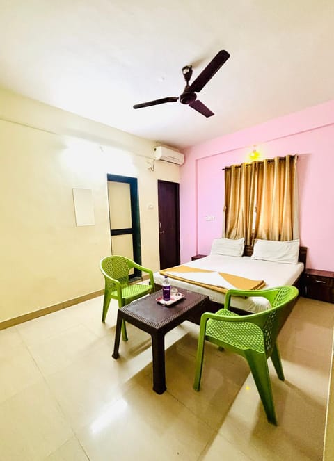Bed, Living room, Photo of the whole room, Seating area, Dining area, Bedroom, air conditioner
