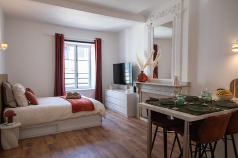 Bed, TV and multimedia, Photo of the whole room, Dining area
