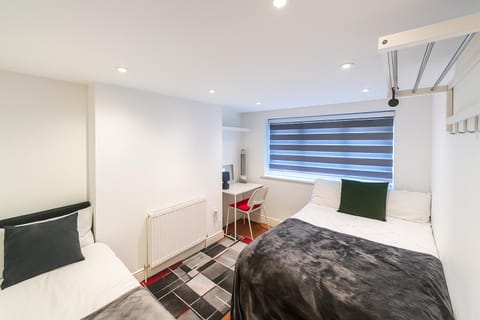 Bed, Living room, Photo of the whole room, Seating area, Bedroom, heating