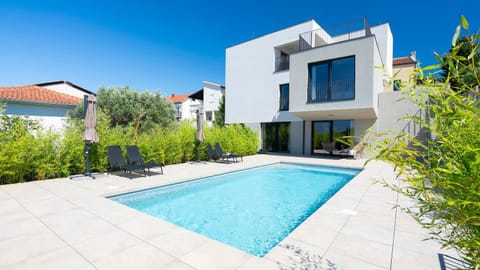 Property building, Day, Pool view, Swimming pool, sunbed