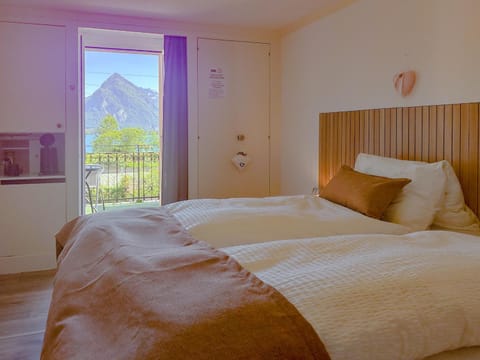 Bed, View (from property/room), Bedroom, Lake view, Mountain view