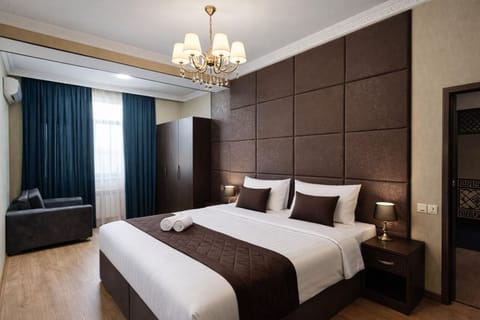 Bed, Living room, Photo of the whole room, Seating area, Bedroom