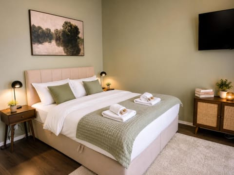 Bed, TV and multimedia, Photo of the whole room, Bedroom, towels