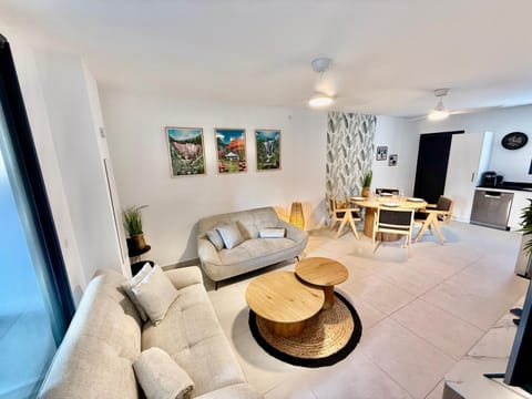 Kitchen or kitchenette, Living room, Seating area, Dining area