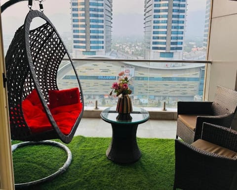 View (from property/room), Balcony/Terrace, Living room, Seating area, City view, Landmark view, Mountain view, Street view