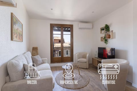 Living room, Seating area, air conditioner