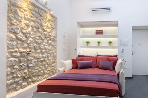 Bed, Living room, Photo of the whole room, Bedroom, air conditioner