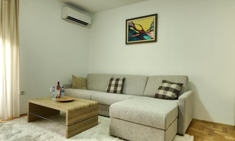 Living room, Seating area, air conditioner