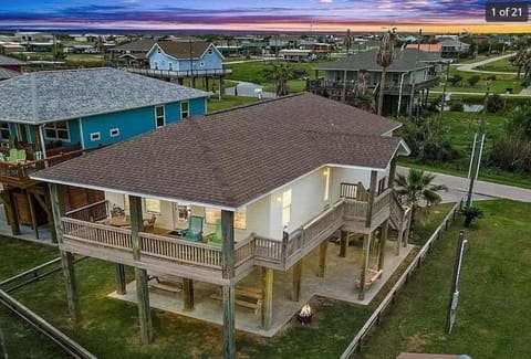 Property building, Patio, Neighbourhood, Natural landscape, Bird's eye view, Garden, Balcony/Terrace, Balcony/Terrace, Garden view, Street view