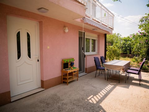 Property building, Patio, Balcony/Terrace, Seating area, Dining area
