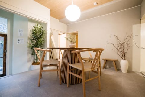 Seating area, Dining area